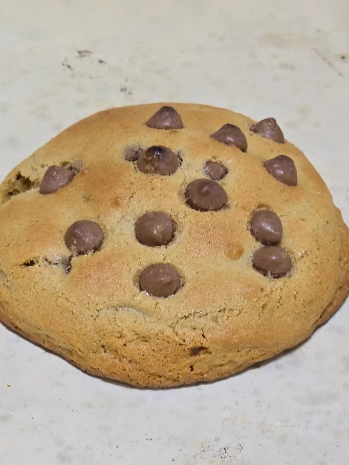 Cookie Tradicional ByBru com gotas de chocolate